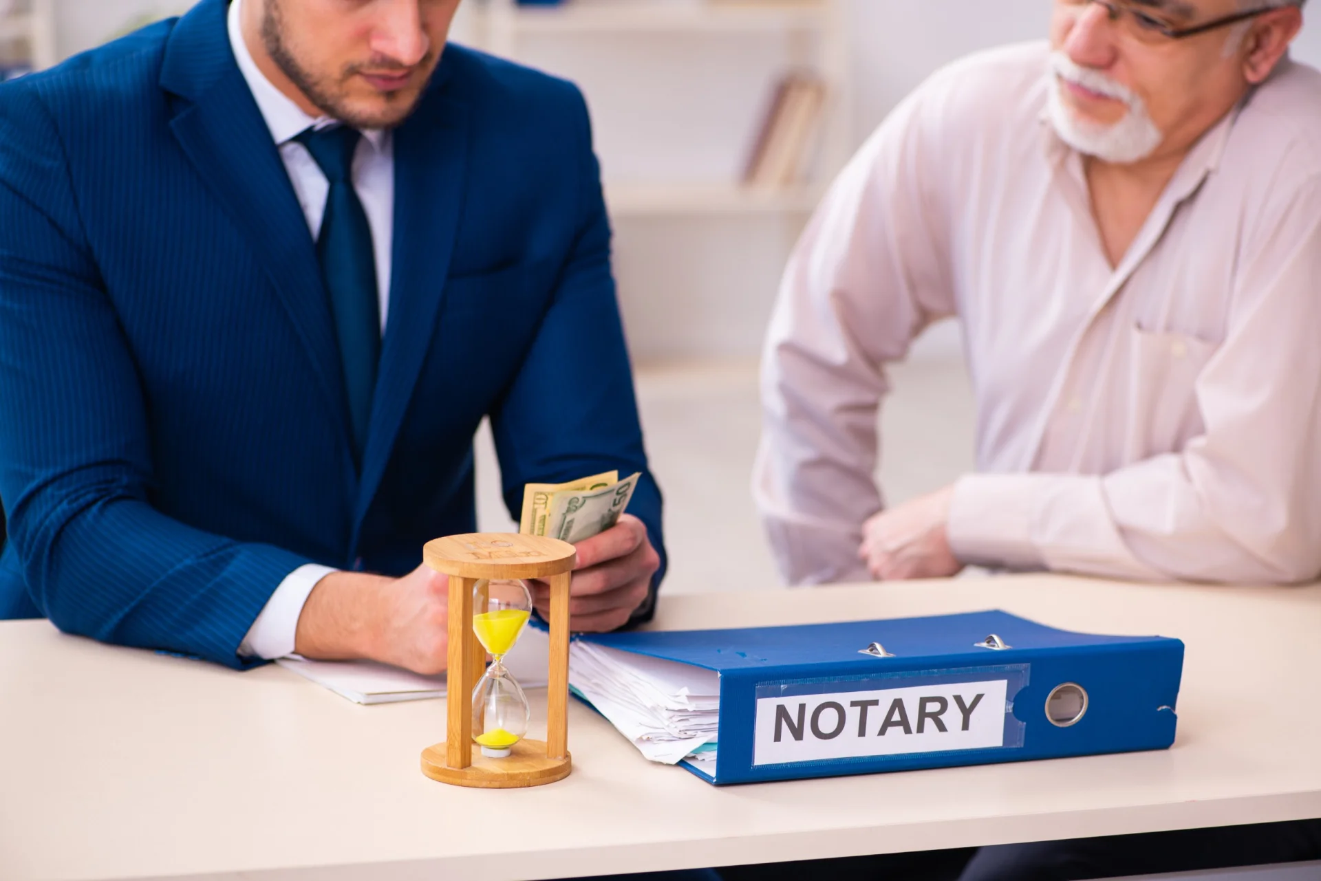 Jak wygląda wizyta u notariusza - jak się przygotować?